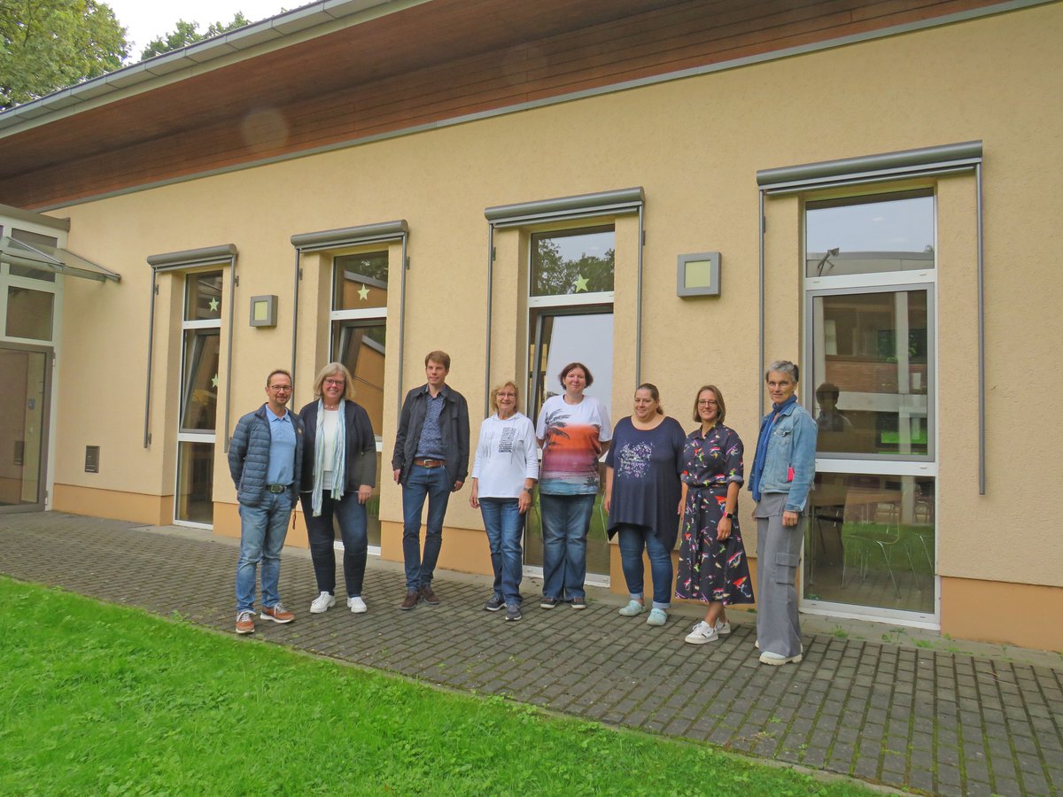 bkrmwv's tweet photo. Dank der guten Zusammenarbeit zwischen dem Volksverein MG, dem Schulamt sowie den Schulleiterinnen Frau Rosenstein und Frau Kerstges sind nun unsere gemeinsamen 460 SchülerInnen  sowie die Lehrerschaft bestens versorgt. #volksvereinmönchengladbach #ghskirschhecke #bkrmwv https://t.co/btkfkDrlxb