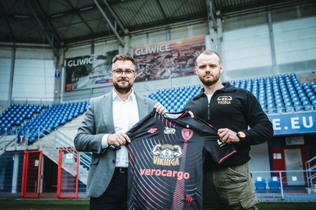 Poczekaj, kup koszulkę ze sponsorem mówili…. 🤡 <a href="/PiastGliwiceSA/">Piast Gliwice</a>