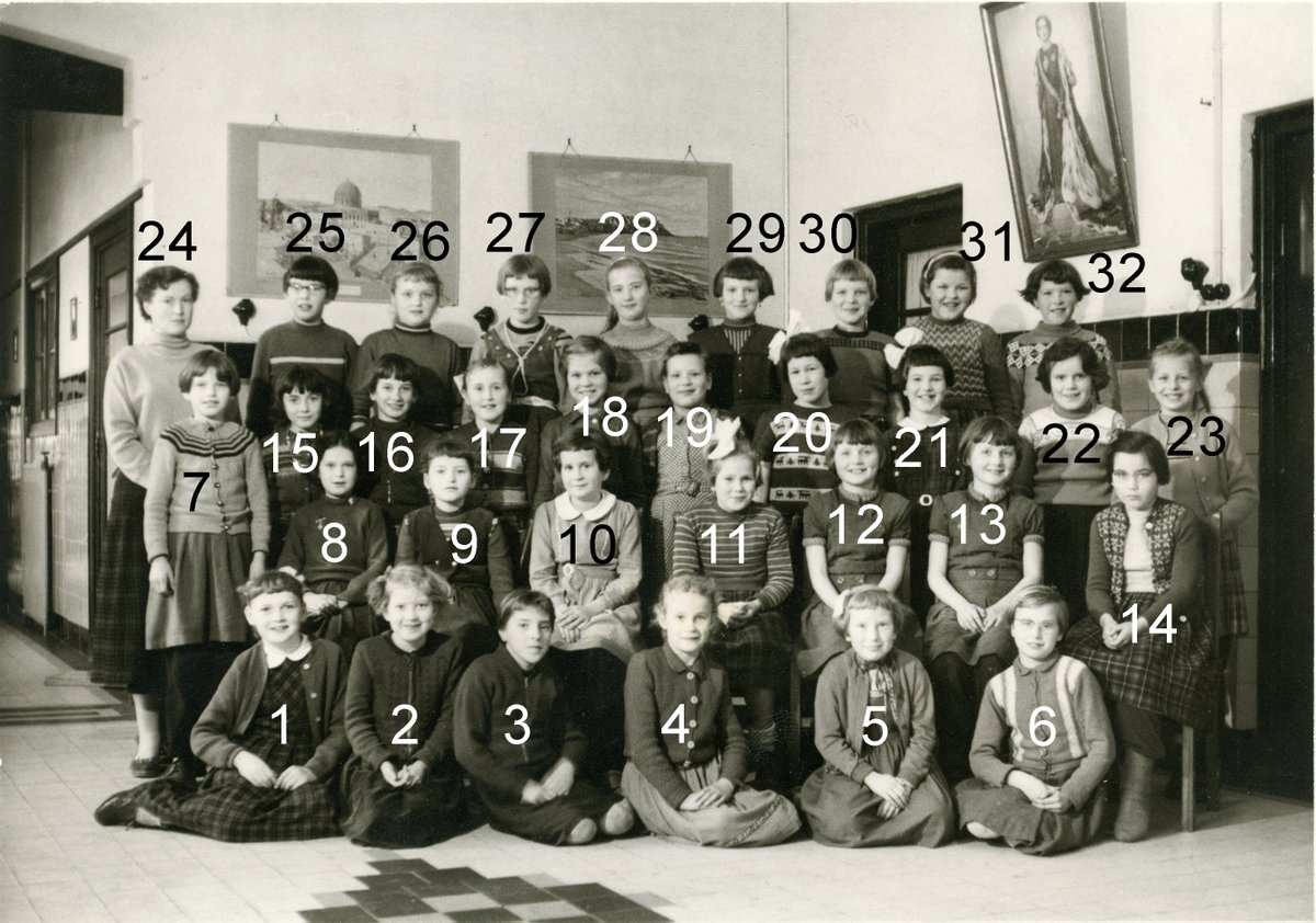 31 meisjes en 1 lerares van de Theresia van Avilaschool in #Kwintsheul (gemeente #Monster) in 1956. Wie zijn zij? Help ons de foto compleet te maken. Meld via foto@hvwk.nl of facebook.com/hvwateringen.
#foto #geschiedenis #history #photo #Wateringen #Westland #school #klassenfoto