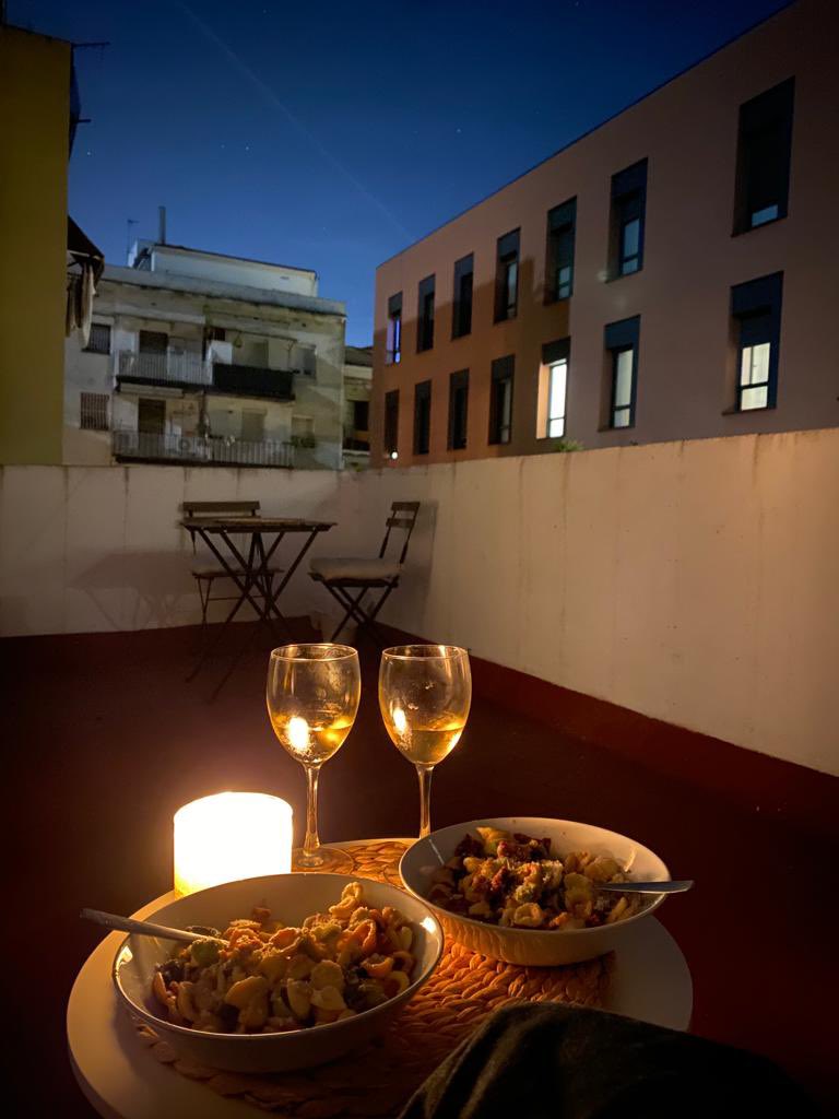 Orecchiette de Puglia con aceite de limón de Salento, tomates secos y pecorino romano. 
Aderezado con un vino de Cerdeña.
Media Italia para inaugurar mi terraza hace dos noches.
