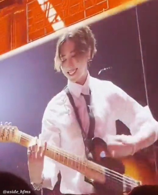 HIS FUCKING SMILEEEE SMIRK WHATEVR HESS SOOOOO