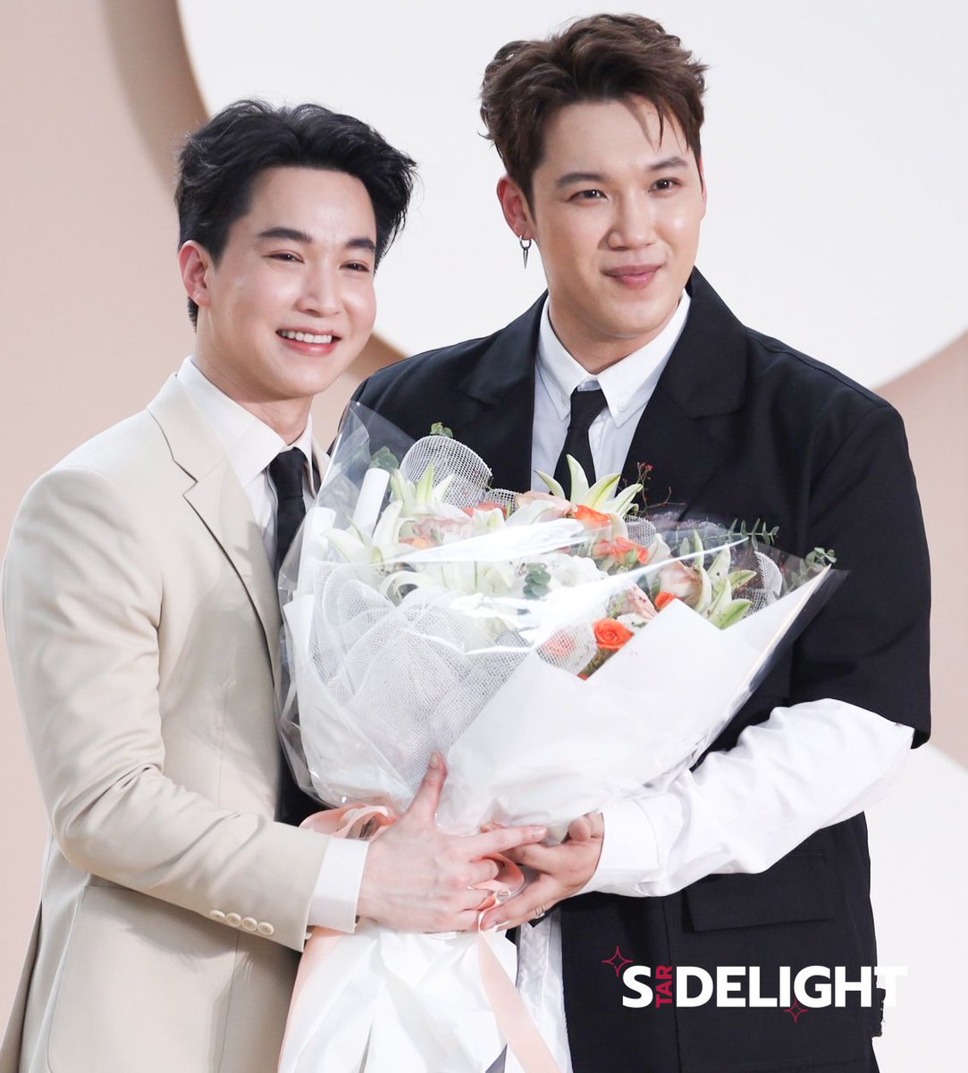 StarDelight_ent's tweet photo. เหล่าเซเลบริตี้ ร่วมแสดงความยินดีในงาน Grand Opening THE RITZ CLINIC สาขาใหม่ใจกลางสยามสแควร์ ในงาน "THE RITZ BEGINS" 
#THERITZCLINIC #THERITZCLINICGrandOpeningAtSiamSquare 
#kristperawat https://t.co/9QNuzPkLan