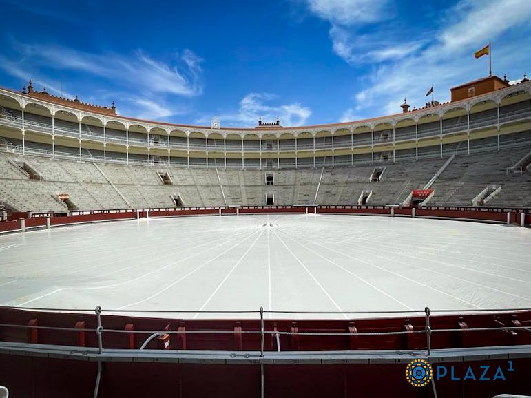 [🌧️] Ayer viernes se instaló la lona, quedando el 𝗿𝘂𝗲𝗱𝗼 de #LasVentas 𝗽𝗿𝗼𝘁𝗲𝗴𝗶𝗱𝗼 ante la previsión de intensa lluvia en Madrid para este fin de semana.