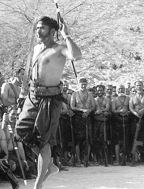 مقاومة #ظفار من أنجدت #مكة و #القاهرة من الحصار :

1️⃣ لم يكن الاستعمار البرتغالي لسواحل سلطنة #عُمان منذ عام 1507م وبعده الاستعمار الإسباني عام 1580م وحتى نهايته عام 1650م إلا استعمارًا مقرونًا بالكراهية الشديدة المحملة بأهداف الحروب الصليبية، لذا كانت هجماتهم عنيفة تحمل في