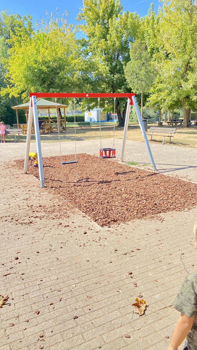 Rik_71's tweet photo. Al parco dell’Anconella nell’area delle altalene qualche genio ha pensato bene di sostituire le mattonelle in morbida gomma con le cortecce che si usano per la pacciamatura con conseguente sparpagliamento delle cortecce per tutta l’area giochi. Bravi @comunefi complimenti!!! https://t.co/8eTvm7eMSD
