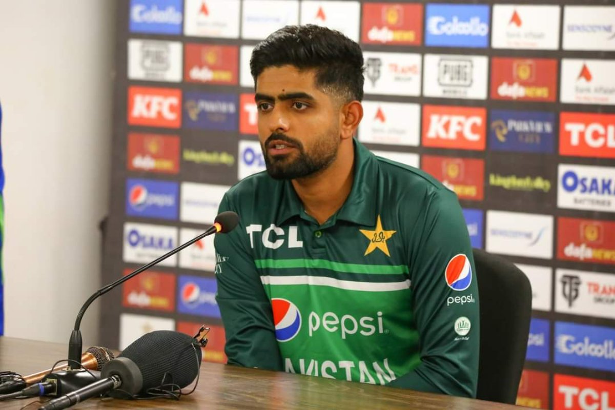 Sports_Himanshu's tweet photo. Babar Azam said "Leave the debate to the fans. I don't want to comment on it. Virat is elder to me, and I have been taught to respect our elders, no matter which country they are from."
#INDvsPAK #AsiaCup2023 https://t.co/xzQkdEcwJM