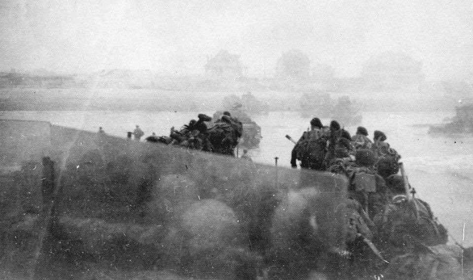 Dunkirk_1940's tweet photo. On my way to TNA to do some Commando research for a author. Less than 24hrs after this picture was taken this 19 year old chap was attacking Strong Point COD on Queen Red Sector, Sword Beach with a Fairburn Sykes Commando Fighting Knife strapped to his leg.
#Badass #4Commando https://t.co/Wg8n1wZFRK