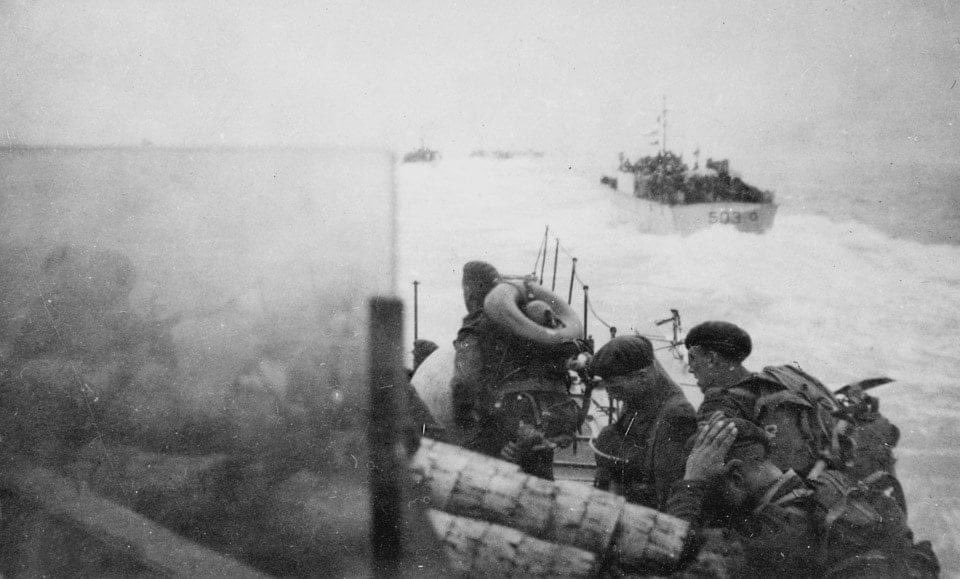 Dunkirk_1940's tweet photo. On my way to TNA to do some Commando research for a author. Less than 24hrs after this picture was taken this 19 year old chap was attacking Strong Point COD on Queen Red Sector, Sword Beach with a Fairburn Sykes Commando Fighting Knife strapped to his leg.
#Badass #4Commando https://t.co/Wg8n1wZFRK