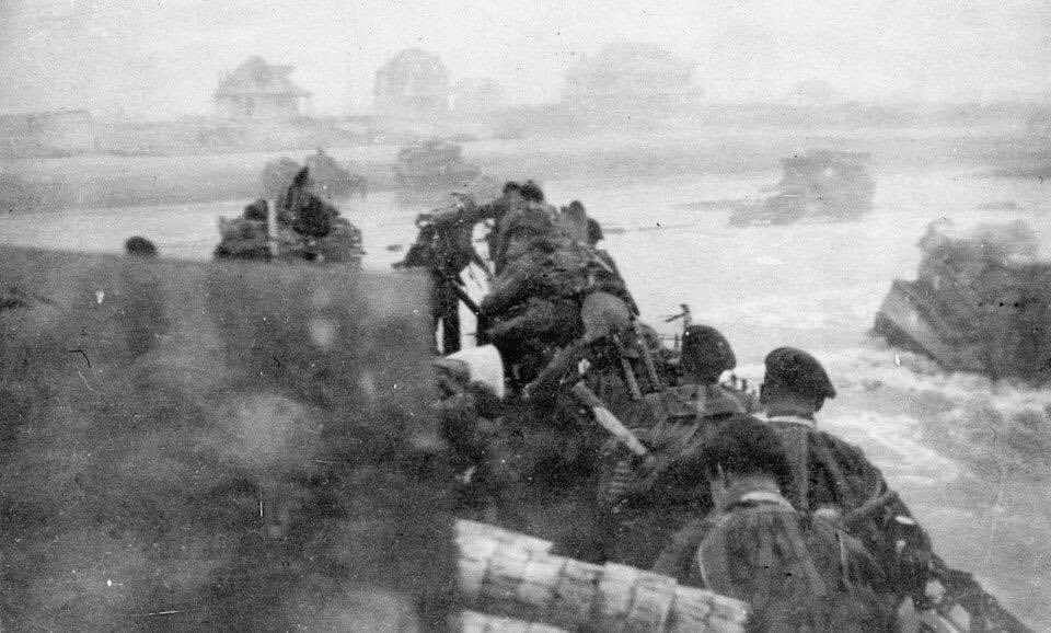 Dunkirk_1940's tweet photo. On my way to TNA to do some Commando research for a author. Less than 24hrs after this picture was taken this 19 year old chap was attacking Strong Point COD on Queen Red Sector, Sword Beach with a Fairburn Sykes Commando Fighting Knife strapped to his leg.
#Badass #4Commando https://t.co/Wg8n1wZFRK