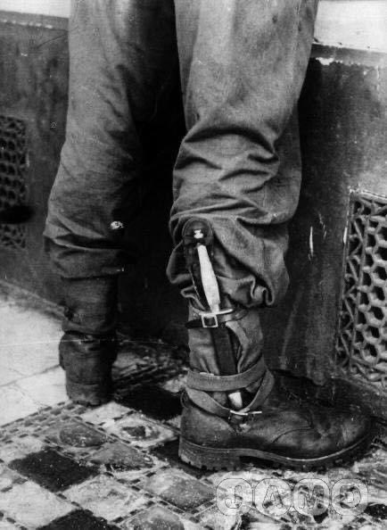 Dunkirk_1940's tweet photo. On my way to TNA to do some Commando research for a author. Less than 24hrs after this picture was taken this 19 year old chap was attacking Strong Point COD on Queen Red Sector, Sword Beach with a Fairburn Sykes Commando Fighting Knife strapped to his leg.
#Badass #4Commando https://t.co/Wg8n1wZFRK