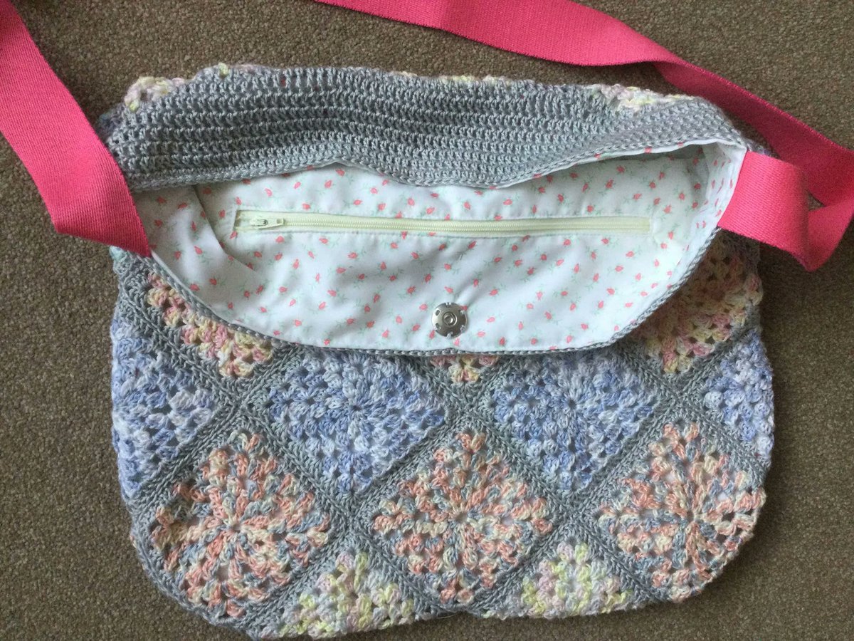 sallyannsews's tweet image. #crochet #crochetbag #zippocket

I finished the test for my crochet bag. 💃🏻💃🏻 It has a decent size zip pocket. 🙂