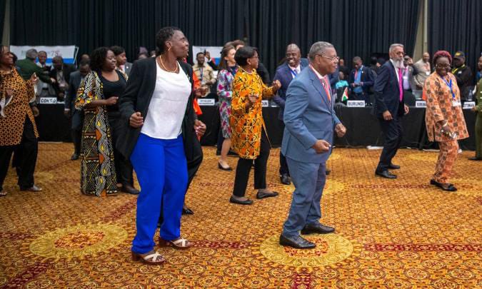 #RC73AFRO Fin de la réunion avec une danse 💃🏾 🕺 pour célébrer une réunion très bien réussie Au milieu et à gauche derrière Dr. Pierre Somse la Directrice régional de l'OMS pour la région africaine, le Dr @MoetiTshidi