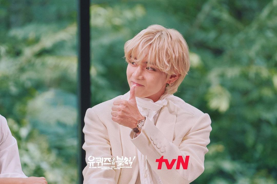 sceneryfortae's tweet photo. [IG] You Quiz #V preview pictures

“Kim TaeHyung you look like a handsome Prince who have set off to YouQuiz show”
“A fascinating YouQuiz time with Taehyung, a genius global top artist who is overwhelmingly good at even talking bcz he is not satisfied with just singing &amp; dancing” https://t.co/89J1tXIXjy