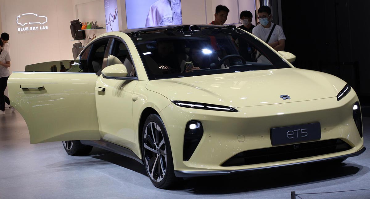 NioStrats's tweet photo. $NIO Q2 earnings:
-#NioEC6 #EC6 &NioPhone in Sept
-Q3 GM double-digit, 15% Q4
-59% share EV above RMB300k
#NioALPS
-2Hβ2024
-2nd model development
-1st pilot test car rolling off production line
#NIO confident combine monthly sales ET5/ET5T ES6/EC6 reach 15k-20k units,EC6 Sept https://t.co/LXzML4Pqf0