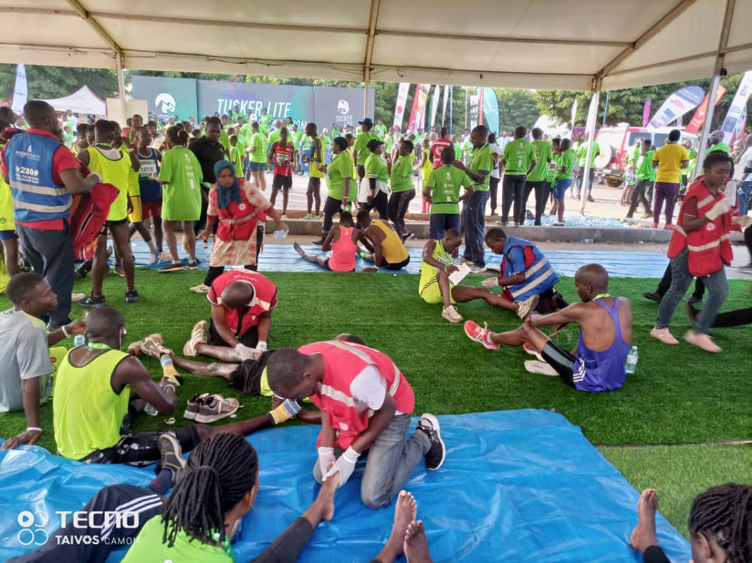 #Kasese #RwenzoriThelujiFestival2023
The Rwenzori marathon 2023 is on. @Ug_RedCrossCFA team is on ground to offer life saving support. 🙌 
#FirstaAid 
#AmbulanceServices 
#SavingLives 

📸 @KanronieRonald