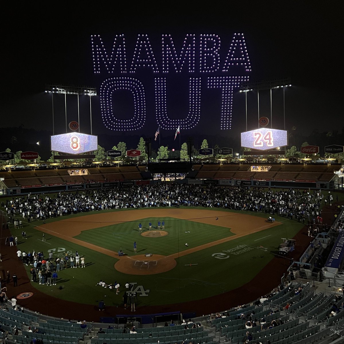 SportsNetLA's tweet photo. Lakers Night drone show fireworks 🎆🎇 https://t.co/GsM7Hs9rZR