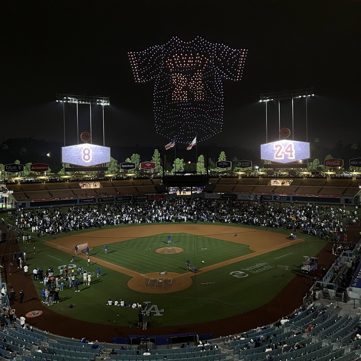 SportsNetLA's tweet photo. Lakers Night drone show fireworks 🎆🎇 https://t.co/GsM7Hs9rZR