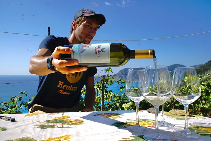 travalacom's tweet photo. 🍂 September's rolling in, and what better way to welcome it than a trek in #Italy? 

Between us, there’s wine at the finish line🍷🤫

Stroll through Vernazza's hidden paths, take in some tales &amp; enjoy a #wine-tasting session😍

Best part? You can book it with your fav #crypto! https://t.co/rM4x5eeAJn
