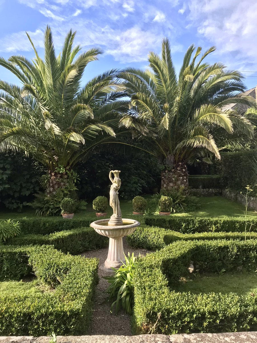 ednoveanfarm's tweet photo. Wishing you a wonderful weekend in #Cornwall #comewest #autumbreak #courtyard https://t.co/O3QyAl4j6q