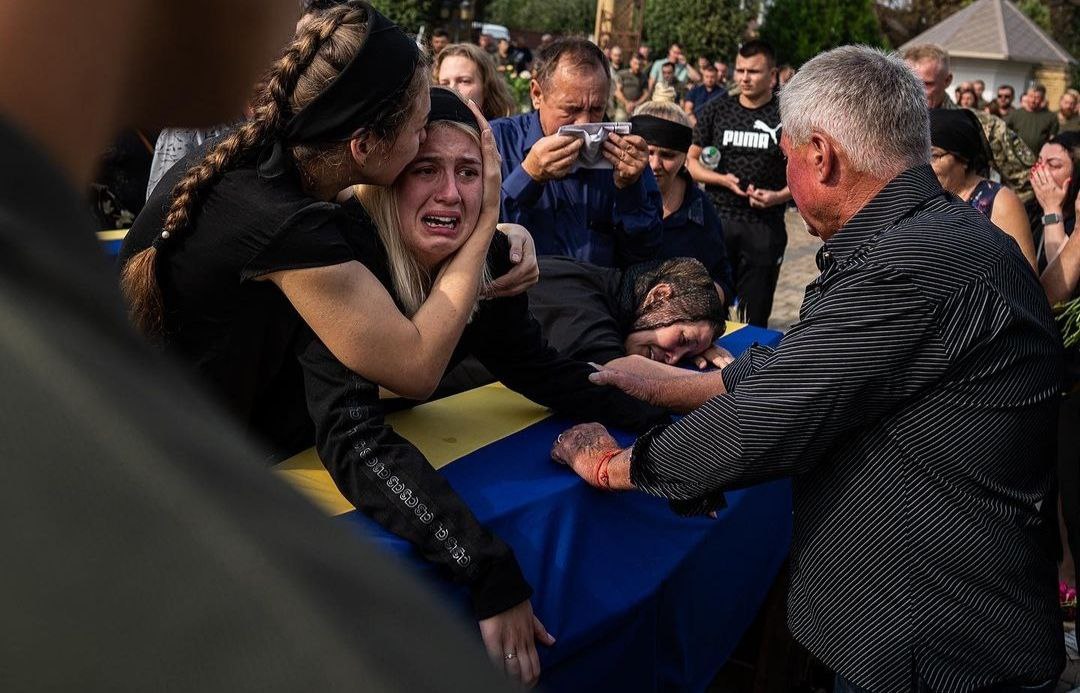 Gerashchenko_en's tweet photo. Instead of a thousand words.
Saying goodbye to fallen Hero.
📷: yevgenymaloletka/Instagram https://t.co/t6hi5scegs