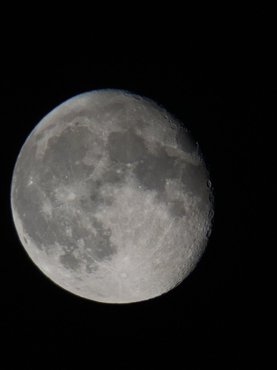 techcen8's tweet image. Shot on IPhone SE 2020 (with telescope)