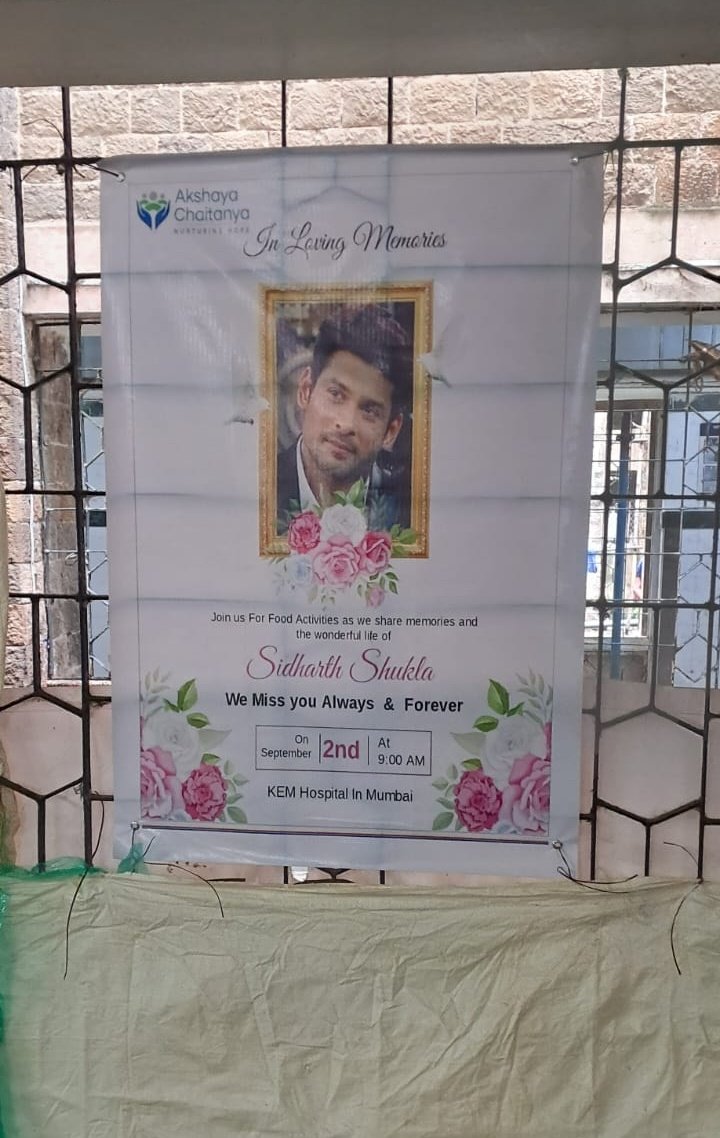TrueSidNaaz's tweet photo. The Small Glimpse of the Food Distribution Activity Started in KEM Hospital in #Mumbai in the Memories of #SidharthShukla .

Will Share More Before EOD.
God Bless All.
#SidharthShuklaLivesOn #SidharthShuklaForever #SidharthShuklaLives #SidHearts #SidNaaz https://t.co/V7OgHRDRCv