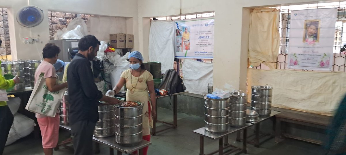TrueSidNaaz's tweet photo. The Small Glimpse of the Food Distribution Activity Started in KEM Hospital in #Mumbai in the Memories of #SidharthShukla .

Will Share More Before EOD.
God Bless All.
#SidharthShuklaLivesOn #SidharthShuklaForever #SidharthShuklaLives #SidHearts #SidNaaz https://t.co/V7OgHRDRCv