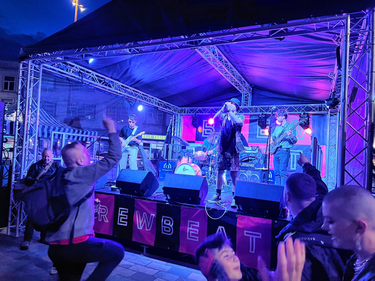 Great first night at Brew Beat. The free city centre festival continues all day today and through until Sunday. Nice selection on the craft beer bar, pop up Round Corner bar, pop-up cocktail bar, pizza, Thai and Indian food options, live music, and it’s all free. 

📍 Jubilee Sq