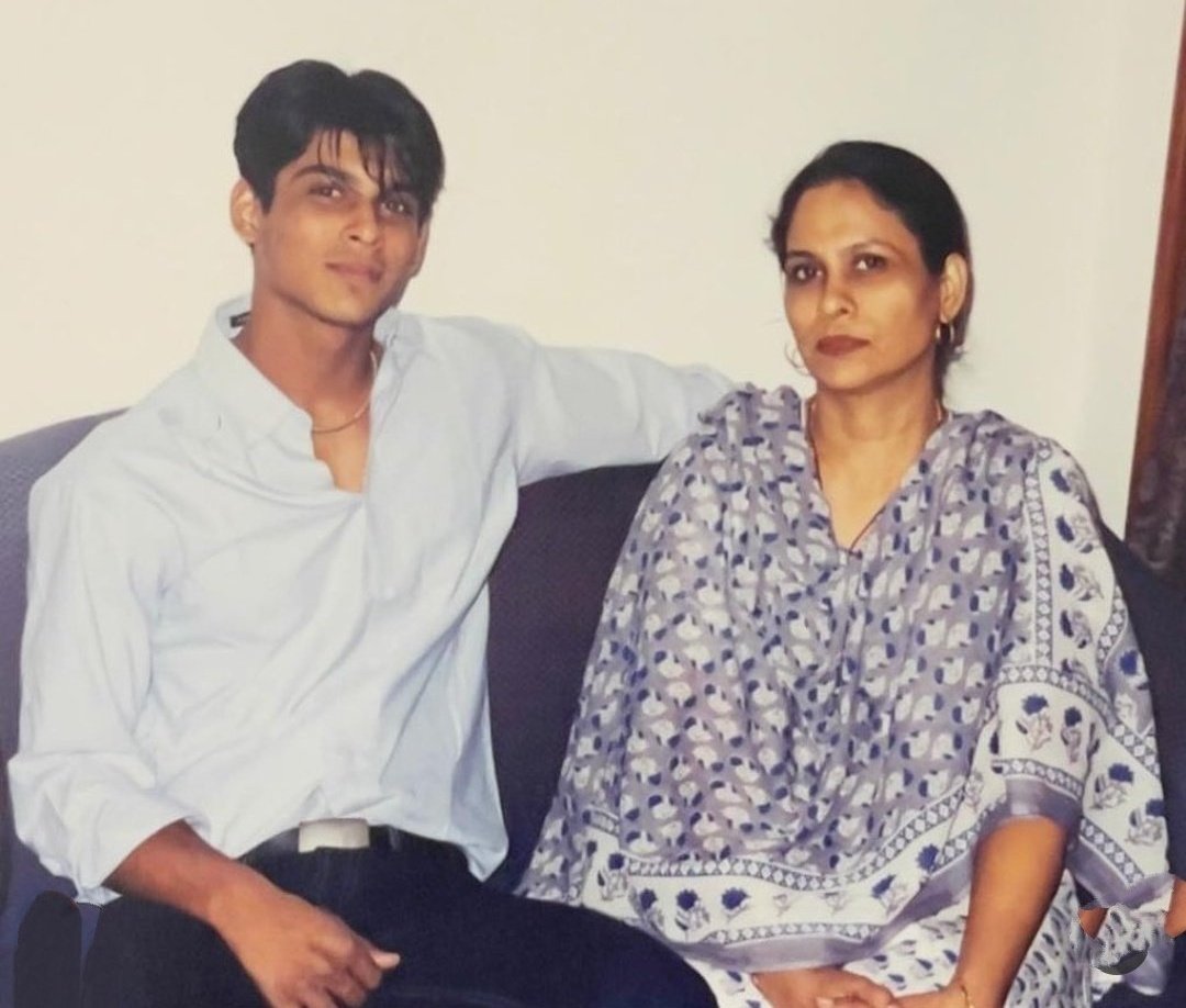 A beautiful picture shared by Adi bhai 😍❤️
Sid and Rita maa haaye kitne pyaare lgre dono

#SidharthShukla