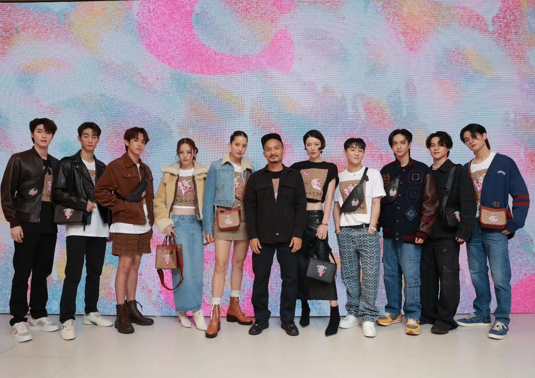 forceofficial_'s tweet photo. 𓈃 02.09.66
IG Post: ppoompoom26
✉️: เสริมลุคสวยหล่อมีสไตล์กับคอลเลคชั่น #CoachxAlexFace กันนะคะ 🦖🐰✨️จะแมทช์แบบไหนก็จึ้งสุดๆ
🏷: https://t.co/oVtR7nurpD
#fforce_ @fforcejs
FORCE X COACH
#CoachNY https://t.co/Fck6sflcsS