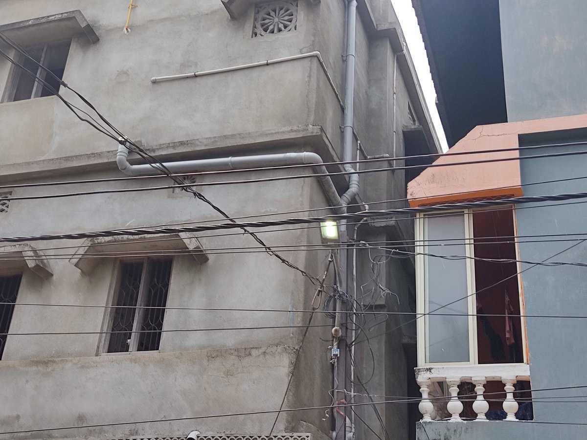 goutam_rn's tweet photo. Like this every street light is kept on throughout the day in Arunodaya Nagar, Cuttack 12. This is a complete loss of electricity. @CMCCuttack please look into this matter and save electricity. https://t.co/mjR6zJ07vB