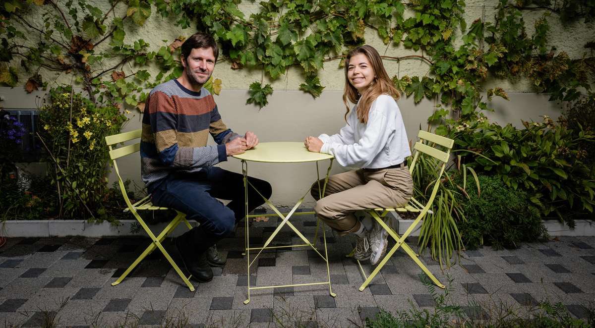 Kilian Baumann (@kilian_baumann) on Twitter photo Die Grünen verteidigen ihre vier Sitze: Seeländer Biobauer trifft Bieler Biologiestudentin
Kilian Baumann und Jodie Leisi kandidieren beide für die grüne Partei. Interview mit dem Bieler Tagblatt <a href="/jungegruenebern/">Junge Grüne Kt. Bern</a> <a href="/Gruene_Bienne/">Grüne/Les Vert•e•s Biel/Bienne</a> <a href="/gruenebern/">GRÜNE Kanton Bern</a> <a href="/bielertagblatt/">Bieler Tagblatt</a> ajour.ch/de/story/14359… Die Grünen verteidigen ihre vier Sitze: Seeländer Biobauer trifft Bieler Biologiestudentin
Kilian Baumann und Jodie Leisi kandidieren beide für die grüne Partei. Interview mit dem Bieler Tagblatt <a href="/jungegruenebern/">Junge Grüne Kt. Bern</a> <a href="/Gruene_Bienne/">Grüne/Les Vert•e•s Biel/Bienne</a> <a href="/gruenebern/">GRÜNE Kanton Bern</a> <a href="/bielertagblatt/">Bieler Tagblatt</a> ajour.ch/de/story/14359…
