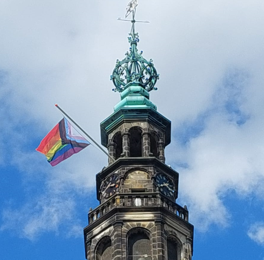 Vandaag is de Pride Leiden. Bij BplusC Nieuwstraat komt een dragqueen voorlezen aan kinderen. Op sociale media staan felle reacties op dit initiatief. Én voornemens om te demonstreren. Daarom geldt een noodverordening. Lees hier wat dat inhoudt: tinyurl.com/m98w5fwc