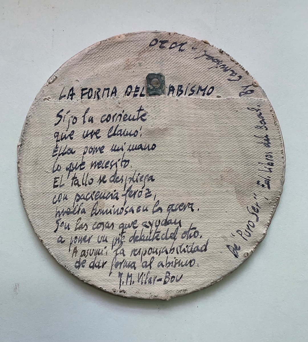 VilarBou's tweet photo. Darle nueva vida a un objeto que perdió su sentido. Convertirlo en arte. Eso ha hecho @fpuertag con esta baldosa. Y además en su superficie ha dejado los versos de "La forma del abismo", que podéis encontrar en nuestro "Puro ser", Ediciones Canibaal de @ximorochera. https://t.co/juEPlzW1Vi