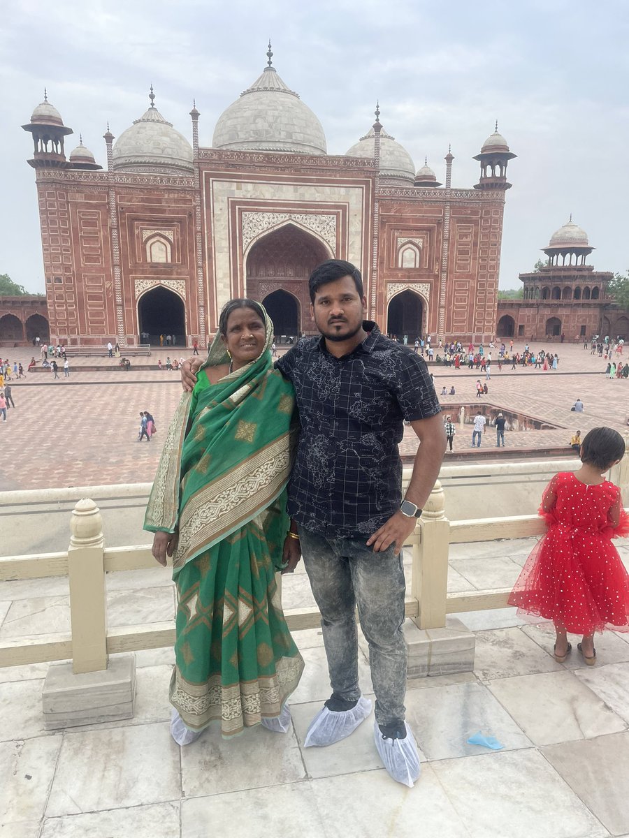Sanjay26494's tweet photo. At Tajmahal with Maa https://t.co/6NTd1BSjat