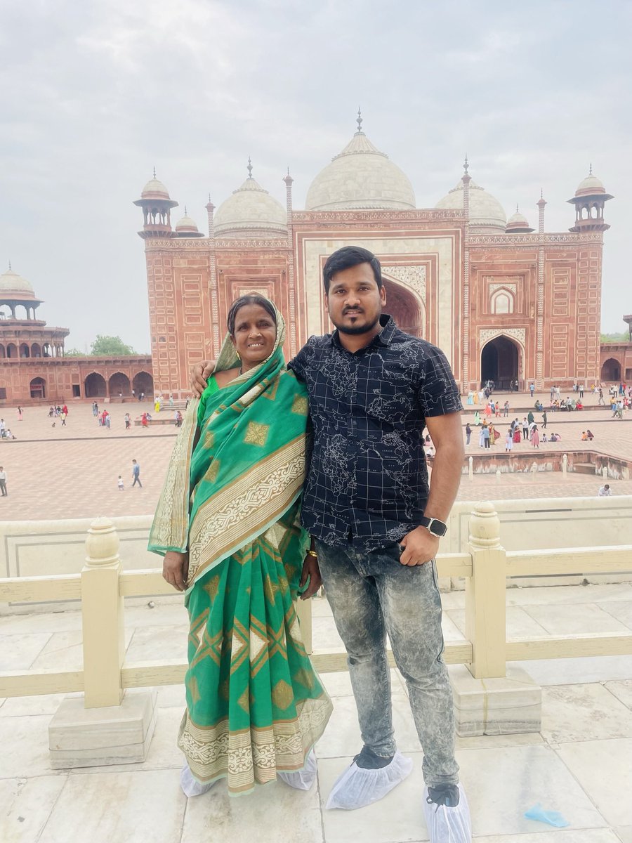 Sanjay26494's tweet photo. At Tajmahal with Maa https://t.co/6NTd1BSjat