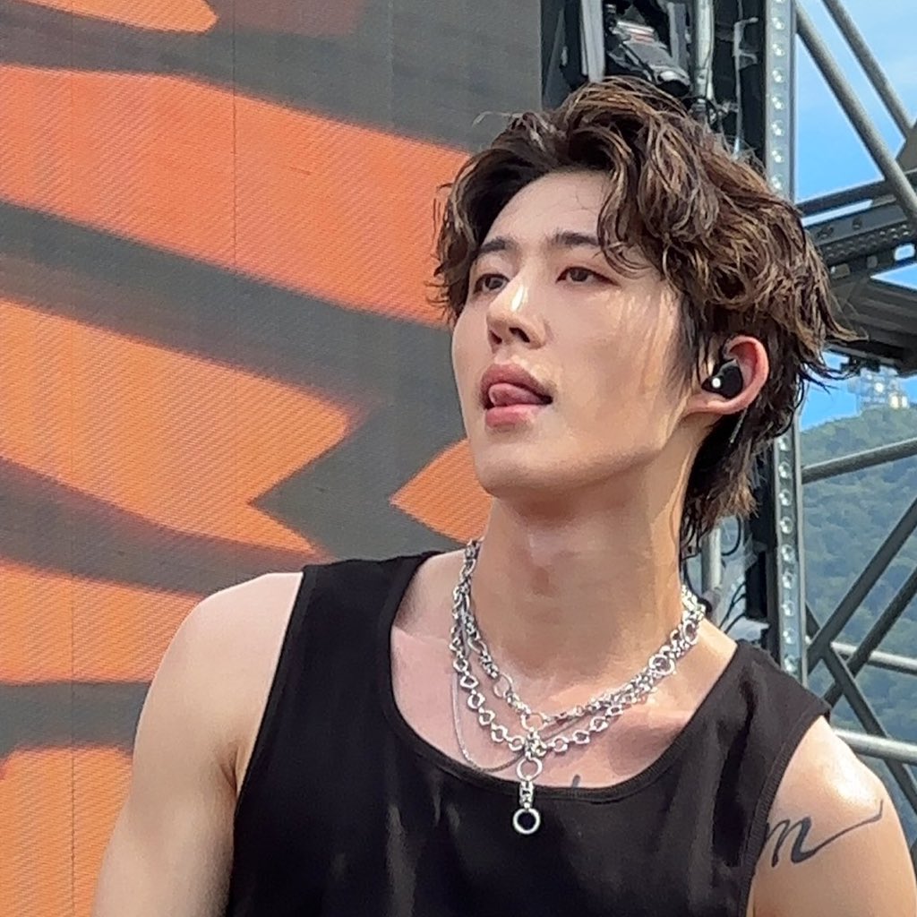 khbsource's tweet photo. B.I in music festivals hit different https://t.co/OfZbzrBDmO