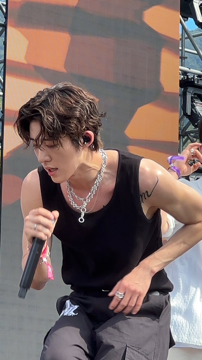 khbsource's tweet photo. B.I in music festivals hit different https://t.co/OfZbzrBDmO