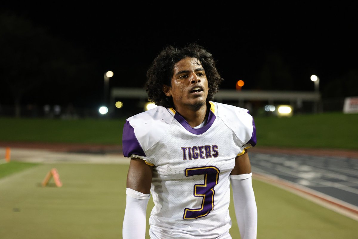 Caguirre2187's tweet photo. @kobeegreenn3 had a night for @HighLemoore two interceptions and a kickoff return for a touchdown. https://t.co/r0Xxl599yA