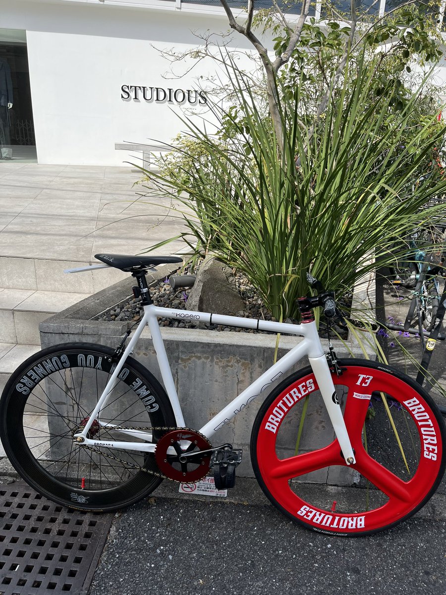 imoto6159's tweet photo. チェーンリングをアルマイトレッドに
バランス良いです
#tyrantbikeskagero #tyrantbikes
#fixed #fixdgear #fixedbike
#brotures #brotures_harajuku https://t.co/23VgJf94YV