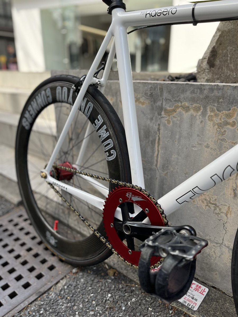 imoto6159's tweet photo. チェーンリングをアルマイトレッドに
バランス良いです
#tyrantbikeskagero #tyrantbikes
#fixed #fixdgear #fixedbike
#brotures #brotures_harajuku https://t.co/23VgJf94YV