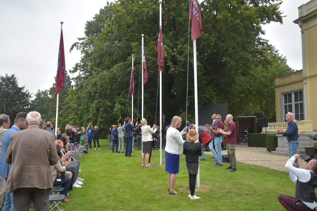 Burgemeesters Over Betuwe, Arnhem, Ede en Renkum lopen onder Airborne-boog in Oosterbeek en hijsen vlaggen. zie: gertbudding.nl <a href="/Gem_Renkum/">Gemeente Renkum</a> <a href="/Gem_Overbetuwe/">Gemeente Overbetuwe</a> <a href="/GemeenteEde/">Gemeente Ede</a> <a href="/gemeentearnhem/">Gemeente Arnhem</a> <a href="/airbornemuseum/">Airborne Museum</a>