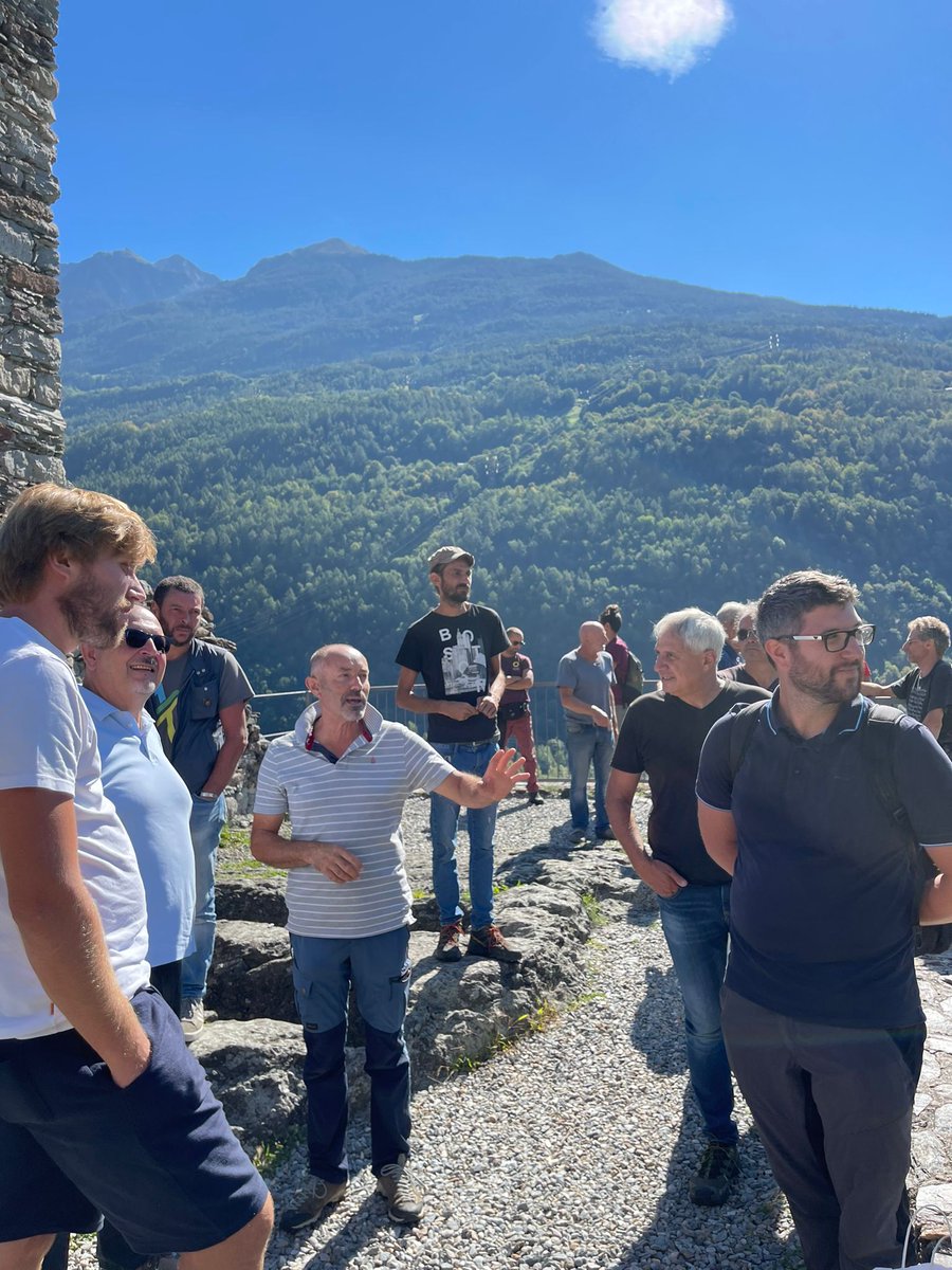 viticoliunimi's tweet photo. Ieri nel vigneto sperimentale impiantato per il recupero dei terrazzamenti a Grosio, il secondo incontro previsto dal progetto VITAVAL. Introduzione teorica sulle varietà PIWI e degustazione di microvinificazioni di uve da vitigni resistenti e vini di aziende partner del progetto https://t.co/AXoGHe9dwm
