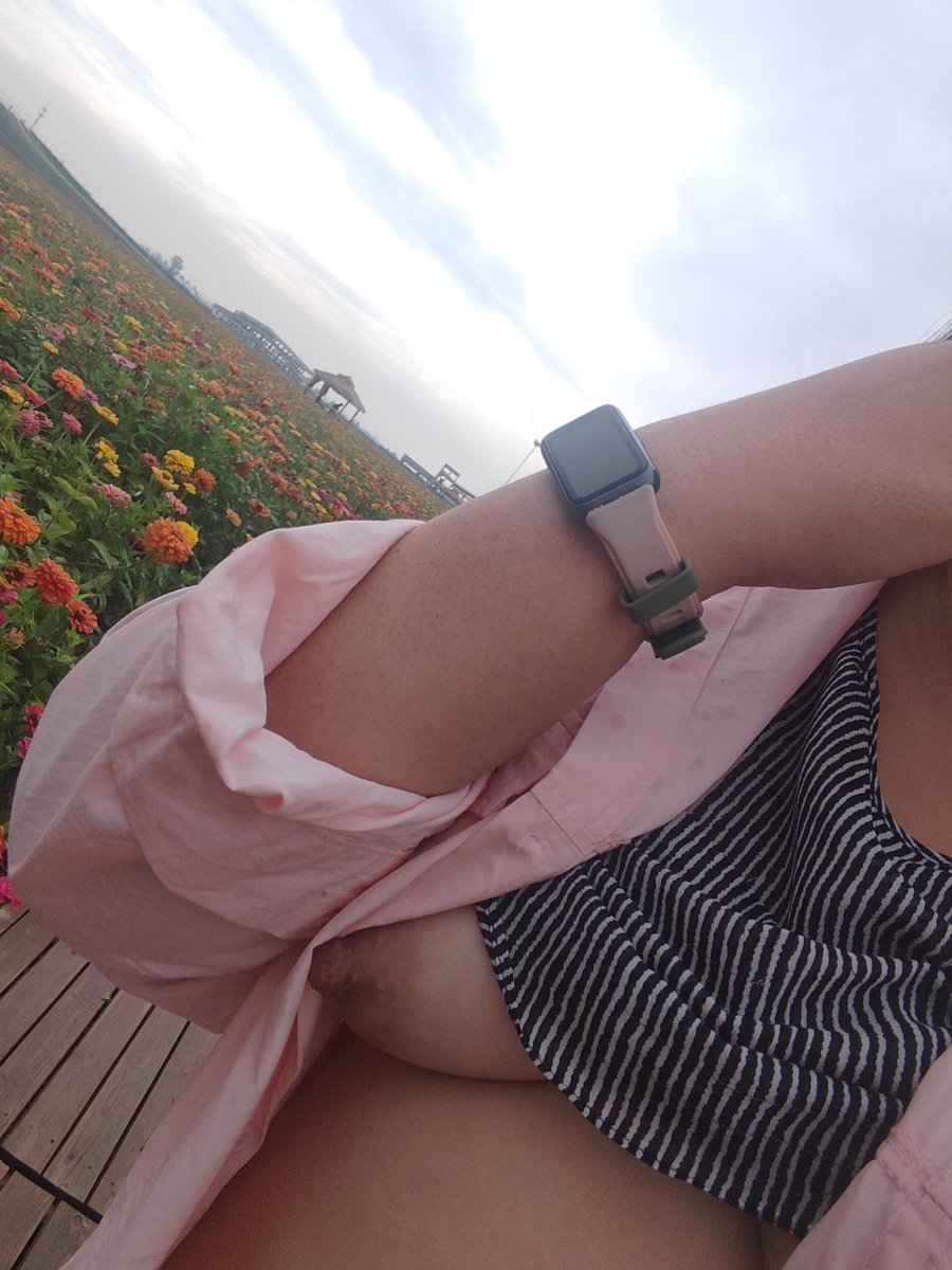 mon333G's tweet photo. 和好多人一起出门 里面穿了薄纱半透然后再撩起来 应该能看到的吧 老大爷已经在我身边看了好几圈了 https://t.co/AJjnybY2mO