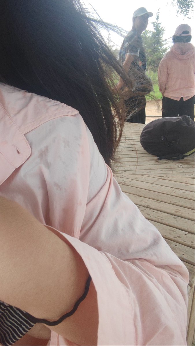 mon333G's tweet photo. 和好多人一起出门 里面穿了薄纱半透然后再撩起来 应该能看到的吧 老大爷已经在我身边看了好几圈了 https://t.co/AJjnybY2mO