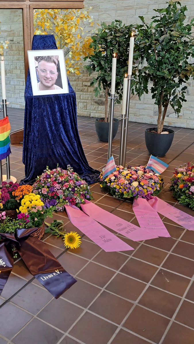 LSVD_NRW's tweet photo. Heute vor einem Jahr verlor Malte C.sein Leben. Er hatte beimCSD Münster zwei jungen lesbischen Frauen zur Seite gestanden die verbal homofeindlich angegriffen wurden. Er selbst wurde dann von dem Täter voller Wucht ins Gesicht geschlagen und verstarb am 02.09.2022 daran. #Malte https://t.co/9YaUwGHqT9