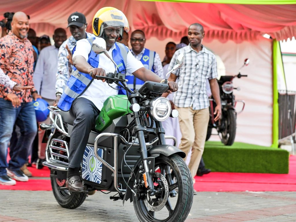 H.E President @WilliamsRuto Pledge made during Madaraka Day becomes a REALITY  by launching new bodabodas - E-Boda
It will retail at Shs. 160k down from 270 earlier projected.
Announces MPESA partnership to introduce a Standing order to allow staggered payments
#Promisekept