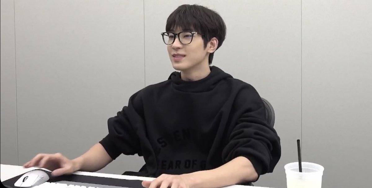 wonubliss's tweet photo. wonwoo today !!! https://t.co/HUnyRvbrRA