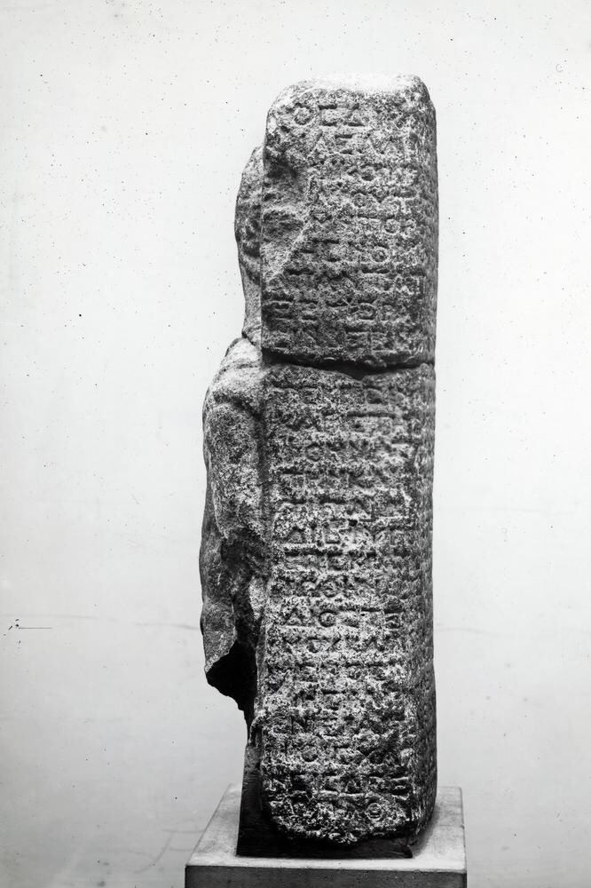 Museumindetail's tweet photo. #Stela depicting the #Commagenian ruler #Antiochos I on the left and #Herakles on the right; inscription on the back; incomplete.

#Production #date : 1stC BC

#Excavated/Findspot: Samsat
Asia: Turkey: Southeastern #Anatolia
#Archaeology #ancient https://t.co/dTfGCGtODt