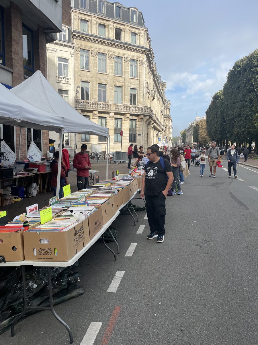 Patrick Seghi (@patrickseghi) on Twitter photo Premières impressions de bradeux : on dirait qu’il y a moins de monde cette année. Cela démarre doucement secteur République #Lille <a href="/VDNLille/">VDN Lille Métropole</a> Premières impressions de bradeux : on dirait qu’il y a moins de monde cette année. Cela démarre doucement secteur République #Lille <a href="/VDNLille/">VDN Lille Métropole</a>